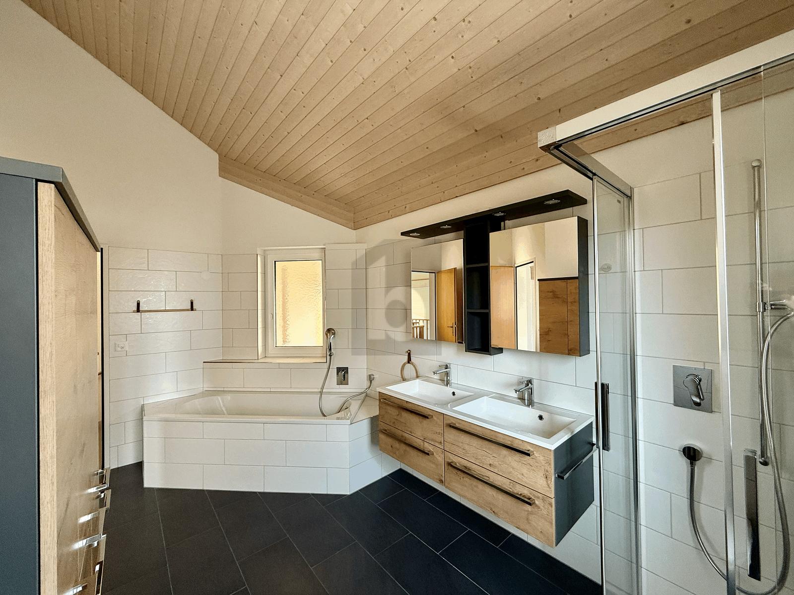 ELEGANT UND GROSS MIT VIEL PLATZ - 1