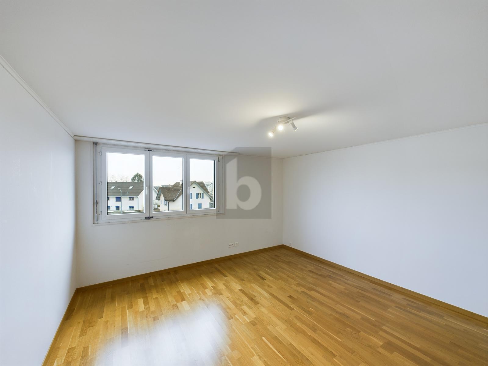 GROSSZÜGIG AN ZENTRALER LAGE - 1