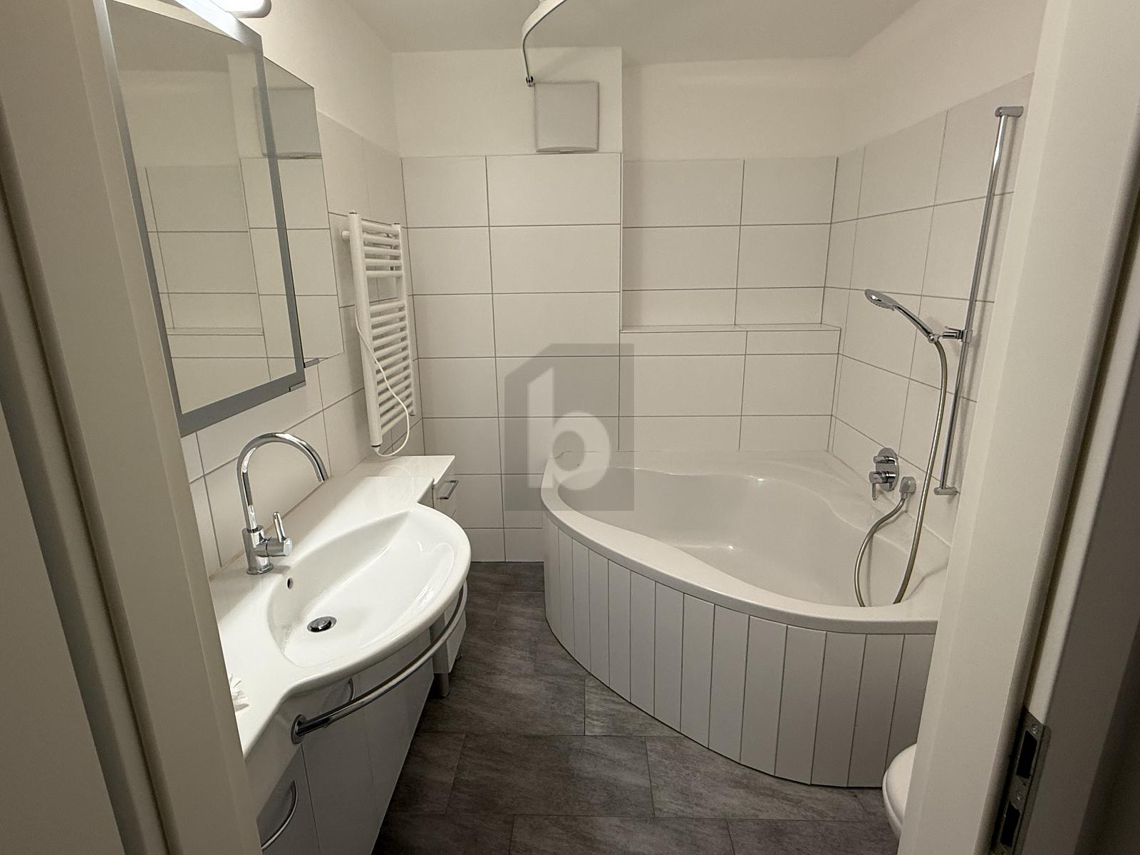 HELL, MODERN MIT BALKON UND TOP KÜCHE - 1