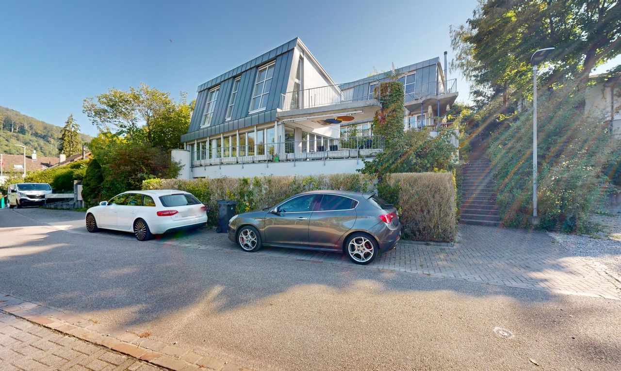 Einfamilienhaus mit ausgefallener Architektur und traumhaftem Ausblick - 0