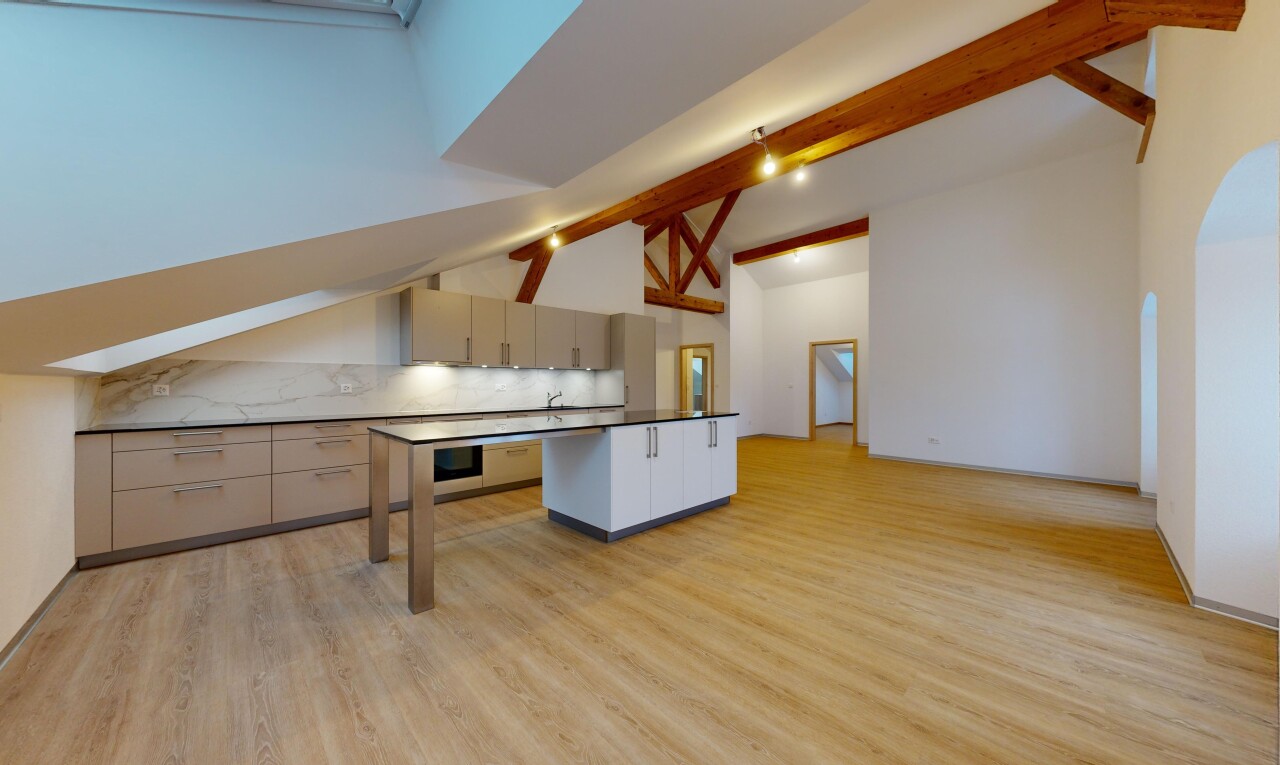 Wunderschöne 5.5p im Dachgeschoss in einem historischen Gebäude! - 0