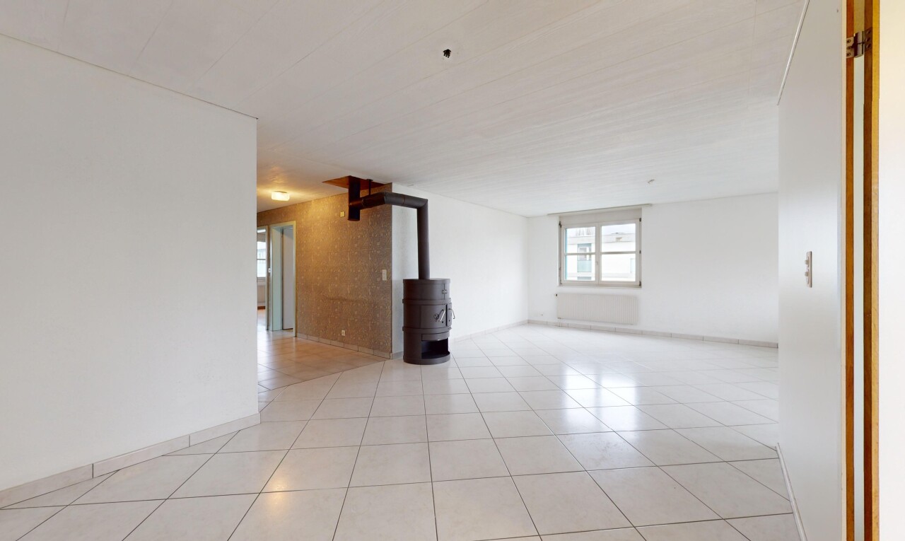 Sehr schöne 4.5p Wohnung im obersten Stockwerk mit Balkon und Aussicht - 0