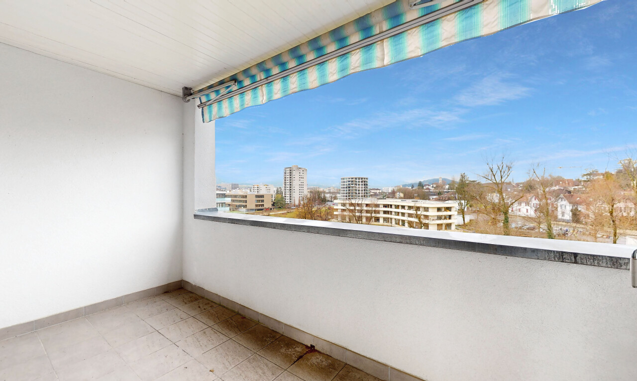 Sehr schöne 4.5p Wohnung im obersten Stockwerk mit Balkon und Aussicht - 3