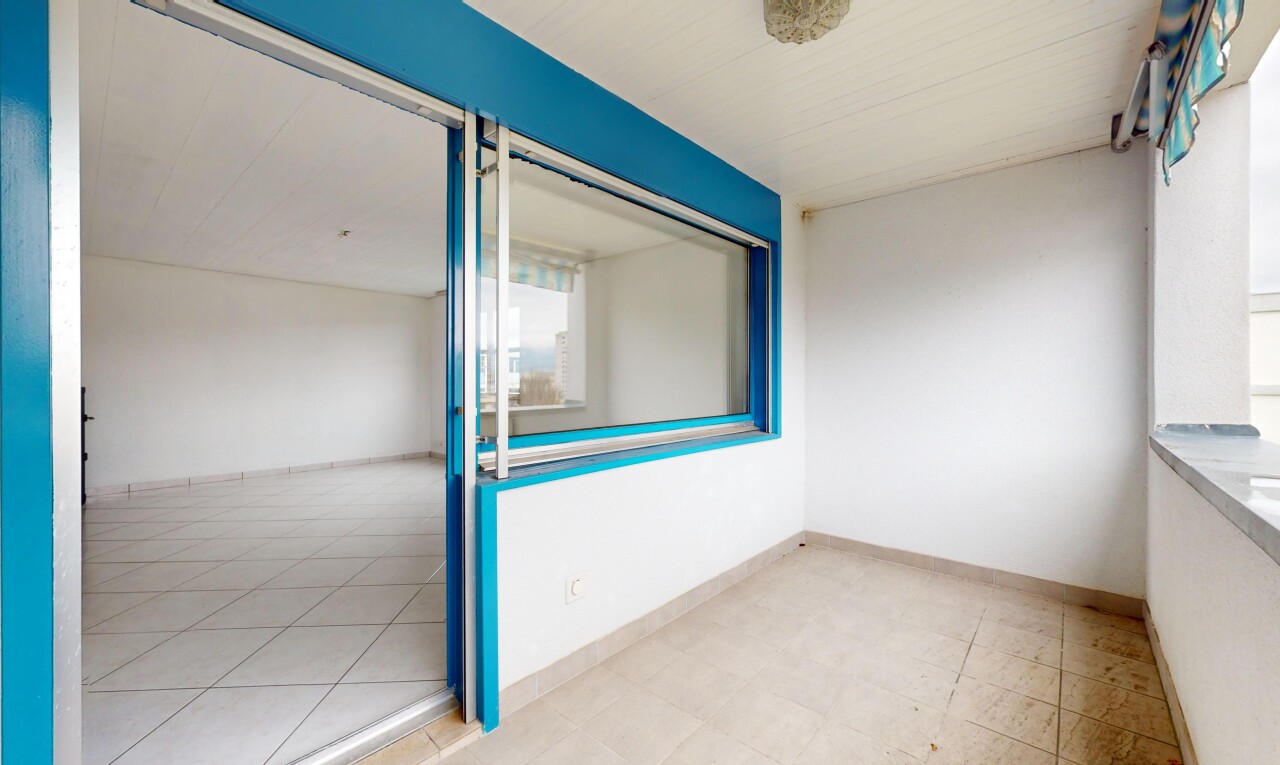 Sehr schöne 4.5p Wohnung im obersten Stockwerk mit Balkon und Aussicht - 4