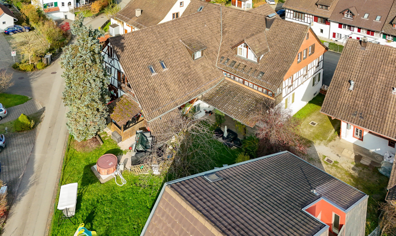 Grosszügiges und vollvermietetes Mehrfamilienhaus mit Gewerbeeinheit - 1