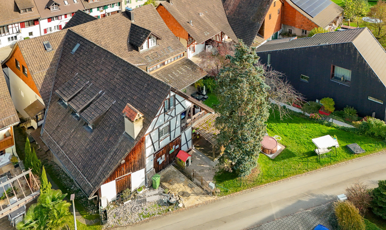 Grosszügiges und vollvermietetes Mehrfamilienhaus mit Gewerbeeinheit - 2
