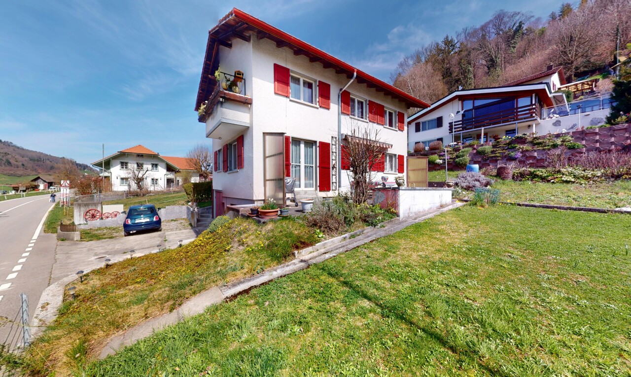 Charmantes Zweifamilienhaus mit grosszügigem Umschwung - 11