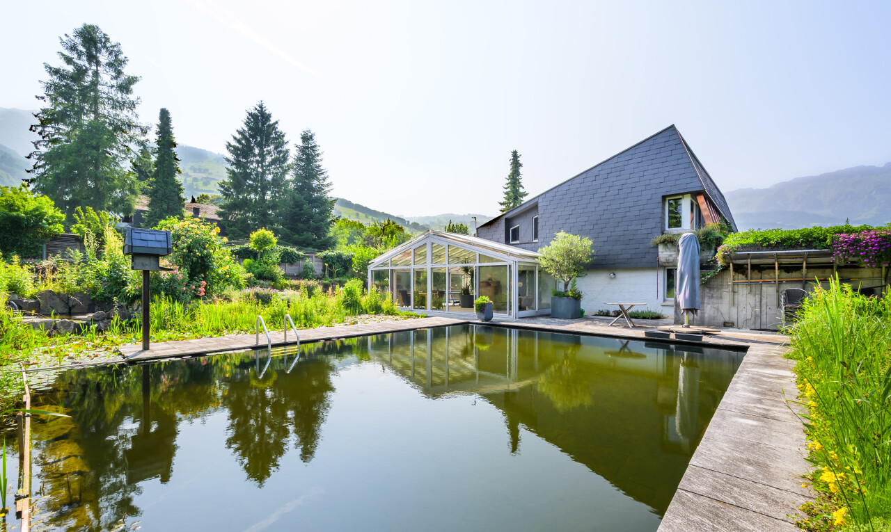 Exklusives EFH in Grabs mit Naturpool & Aussicht in Toplage - 1