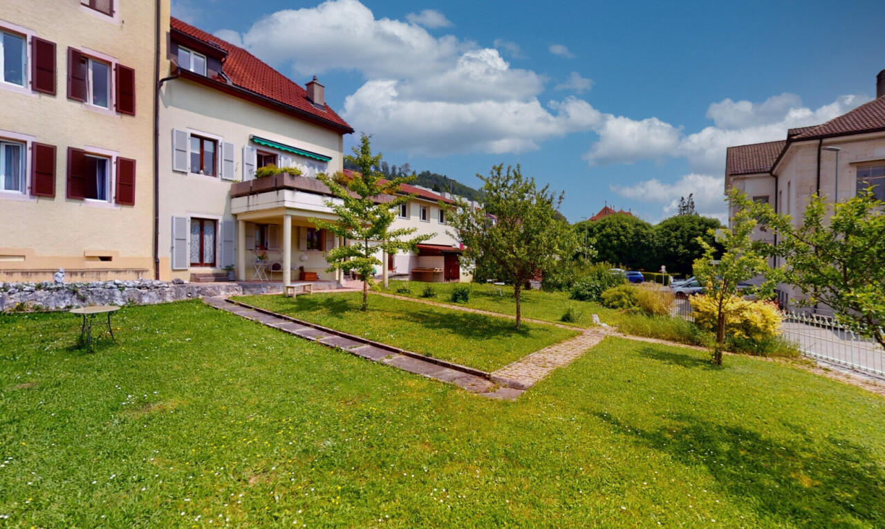 Großes Haus mit zwei Wohnungen + separaten Büros und Garagen - 0