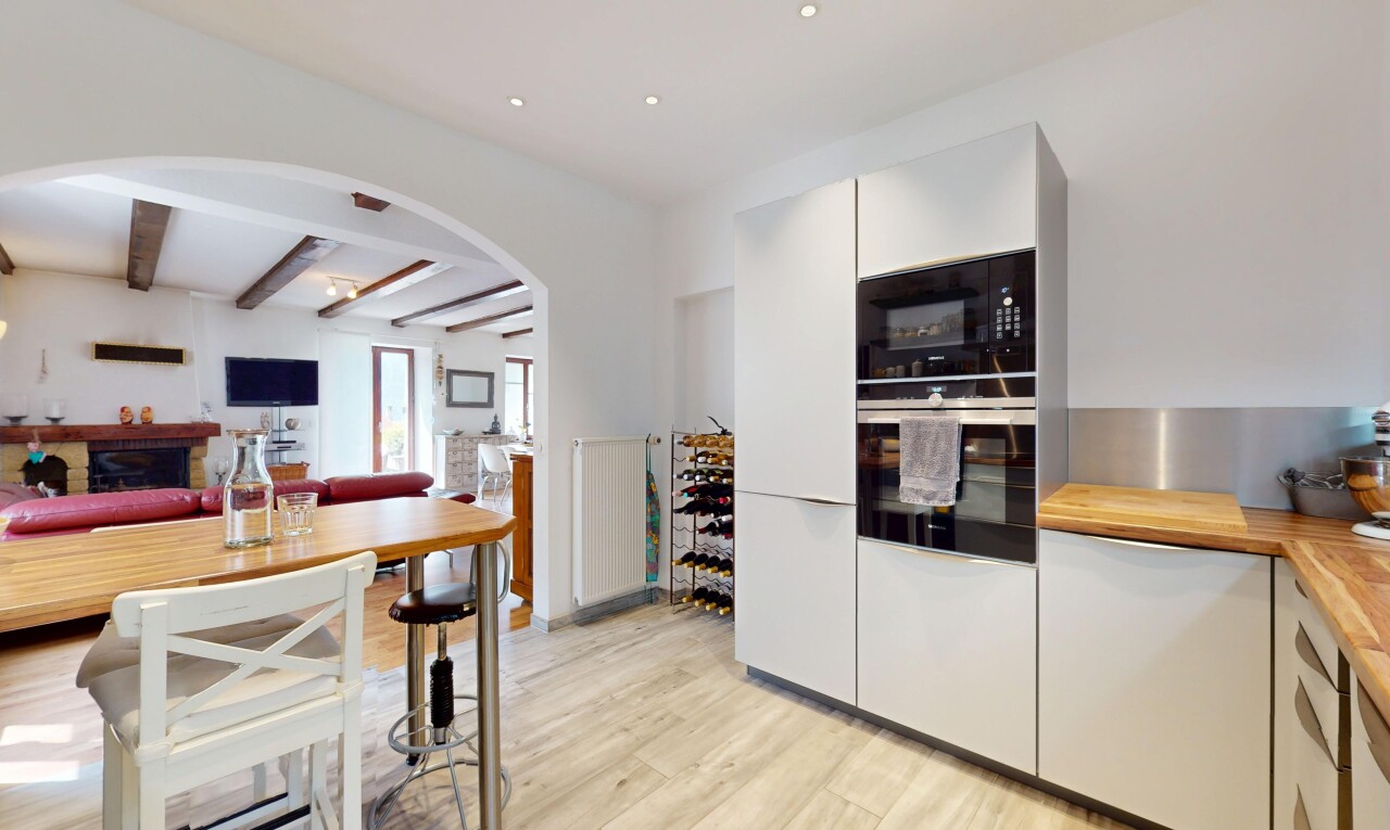 Großes Haus mit zwei Wohnungen + separaten Büros und Garagen - 4