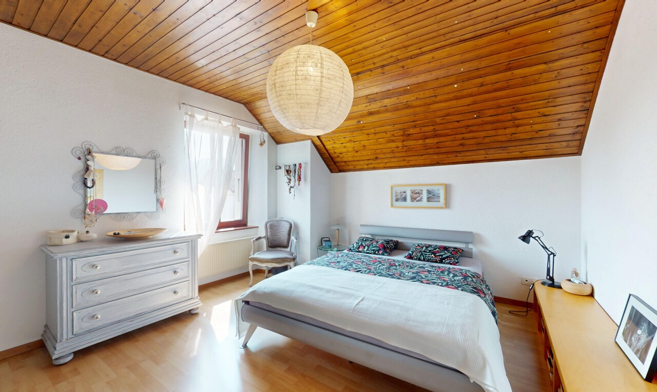 Großes Haus mit zwei Wohnungen + separaten Büros und Garagen - 6