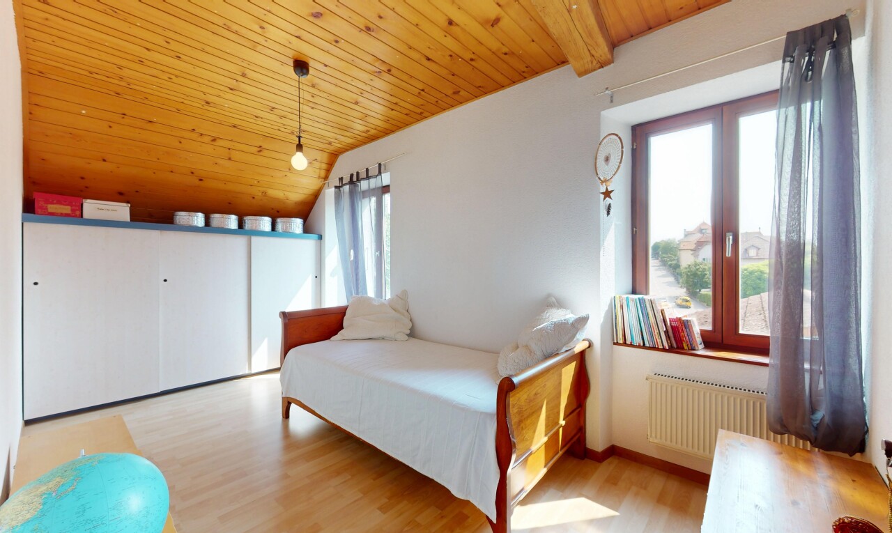 Großes Haus mit zwei Wohnungen + separaten Büros und Garagen - 7