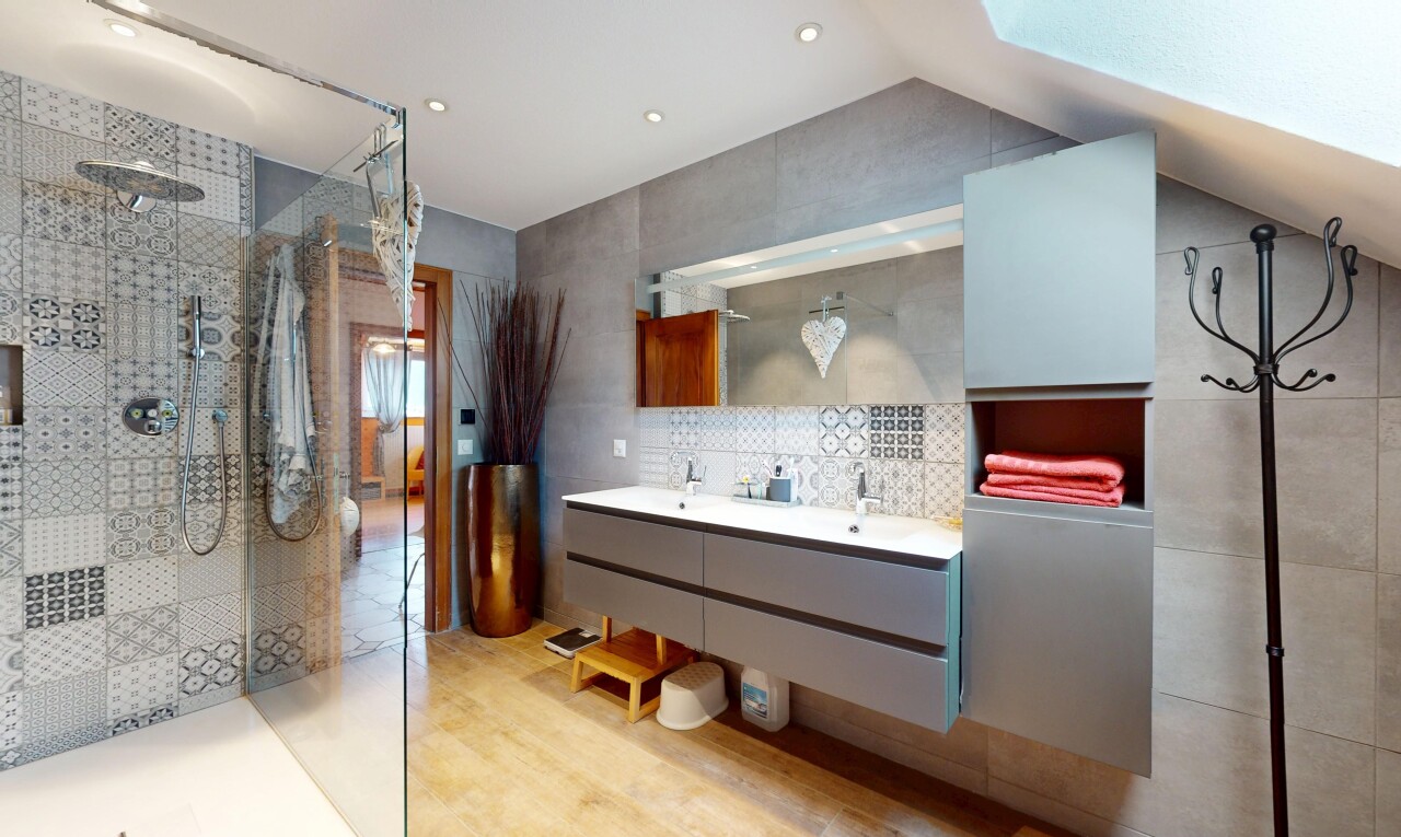 Großes Haus mit zwei Wohnungen + separaten Büros und Garagen - 9