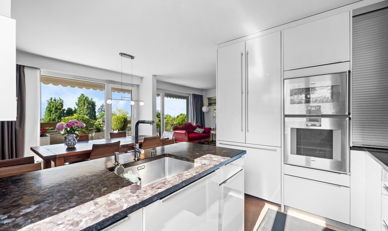 BEEINDRUCKENDE AUSSICHT, GROSSZÜGIGER GRUNDRISS UND HOCHWERTIGES WOHNU - 2