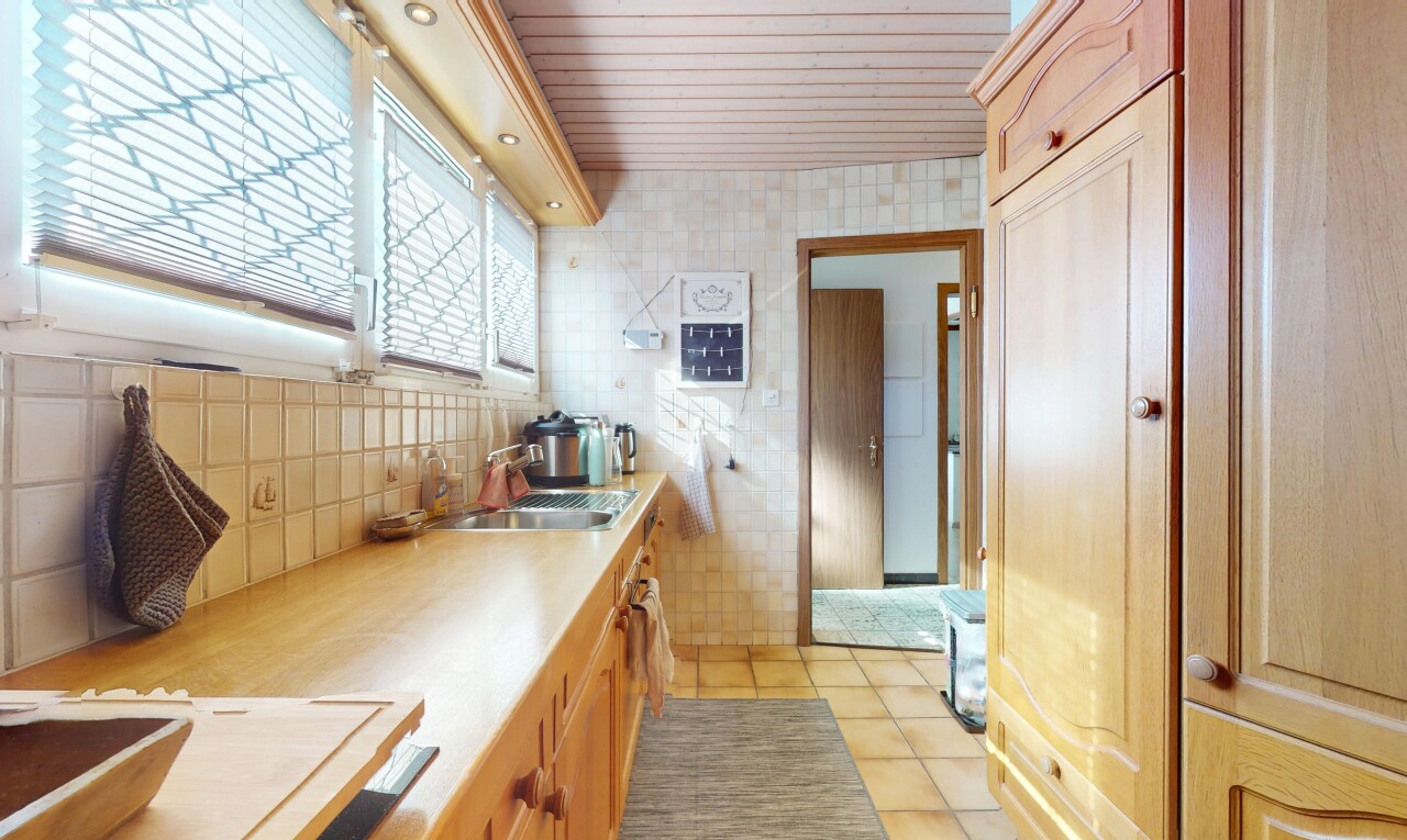 Grosszügiges Haus mit Garten, Garage & viel Platz für Familie & Büro - 8