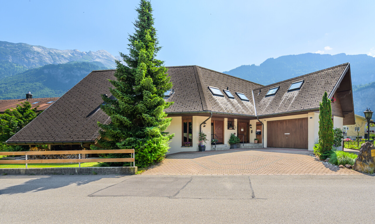 Grosszügiges Einfamilienhaus mit integrierter Praxis - 1