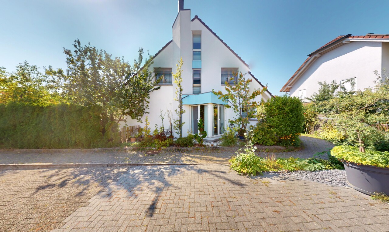 5.5-Zimmer-Doppelhaushälfte mit Wintergarten, Garten & 2 TG-Plätze - 0