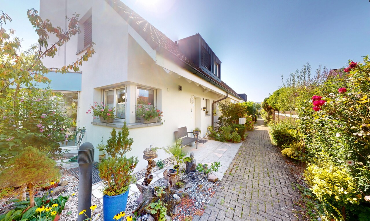 5.5-Zimmer-Doppelhaushälfte mit Wintergarten, Garten & 2 TG-Plätze - 1