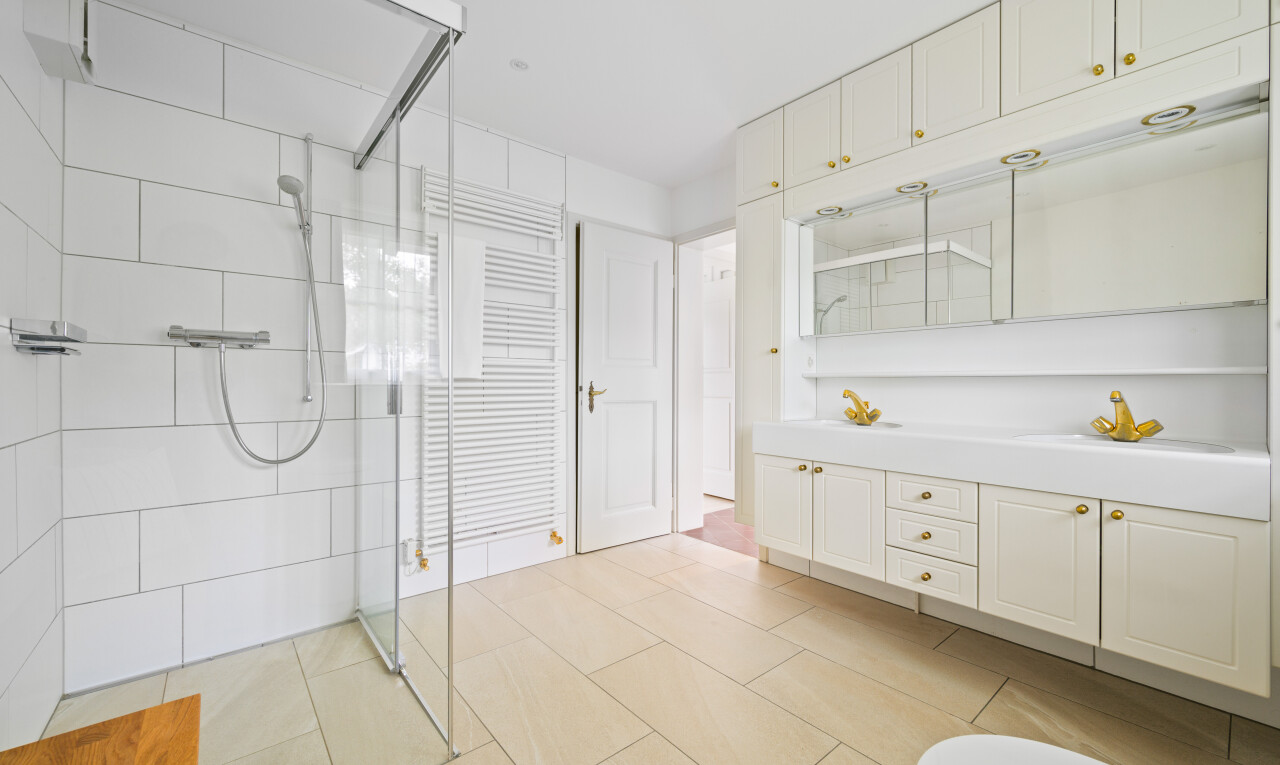 12-Zimmer-Haus mit Gartenoase und viel Raum - 9