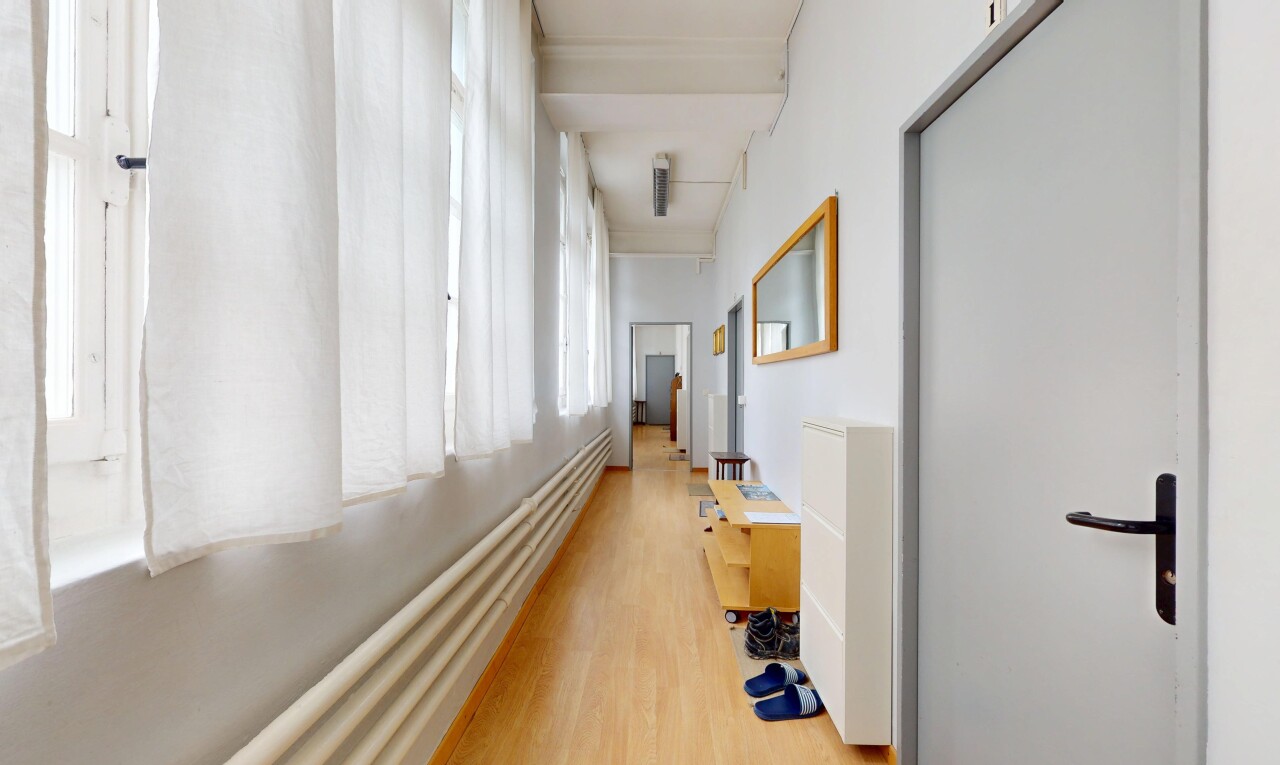 Helles Gebäude mit großem Ausbau- und Renditepotenzial - 0