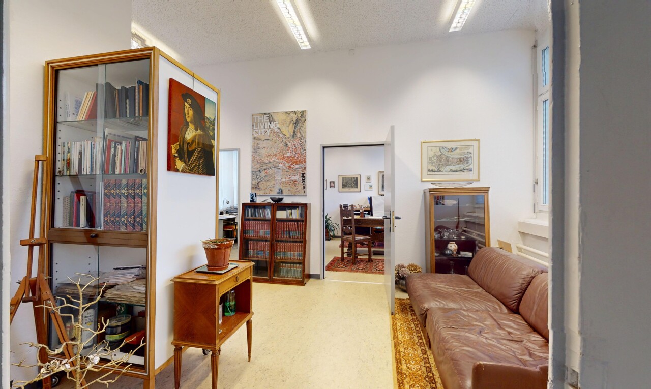 Helles Gebäude mit großem Ausbau- und Renditepotenzial - 1