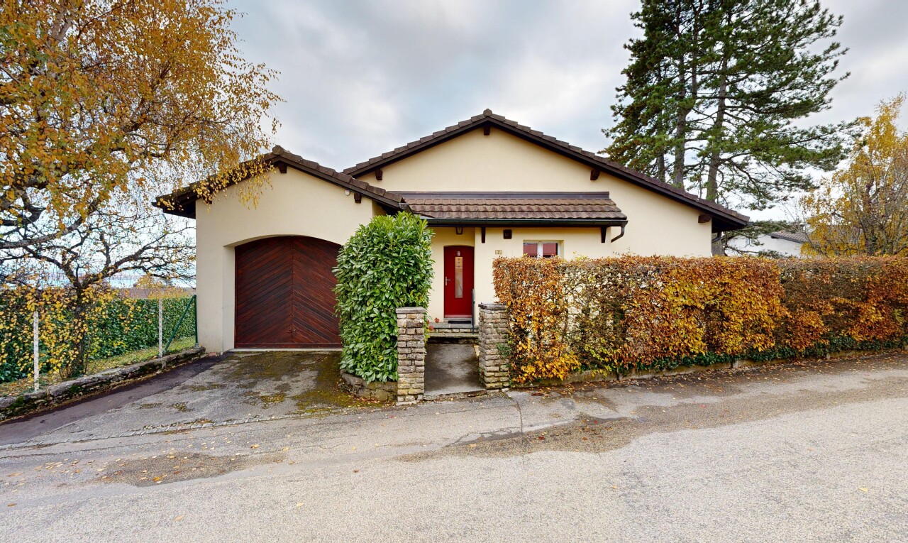 Lake-view home with 809 m² garden and great renovation potential - 0