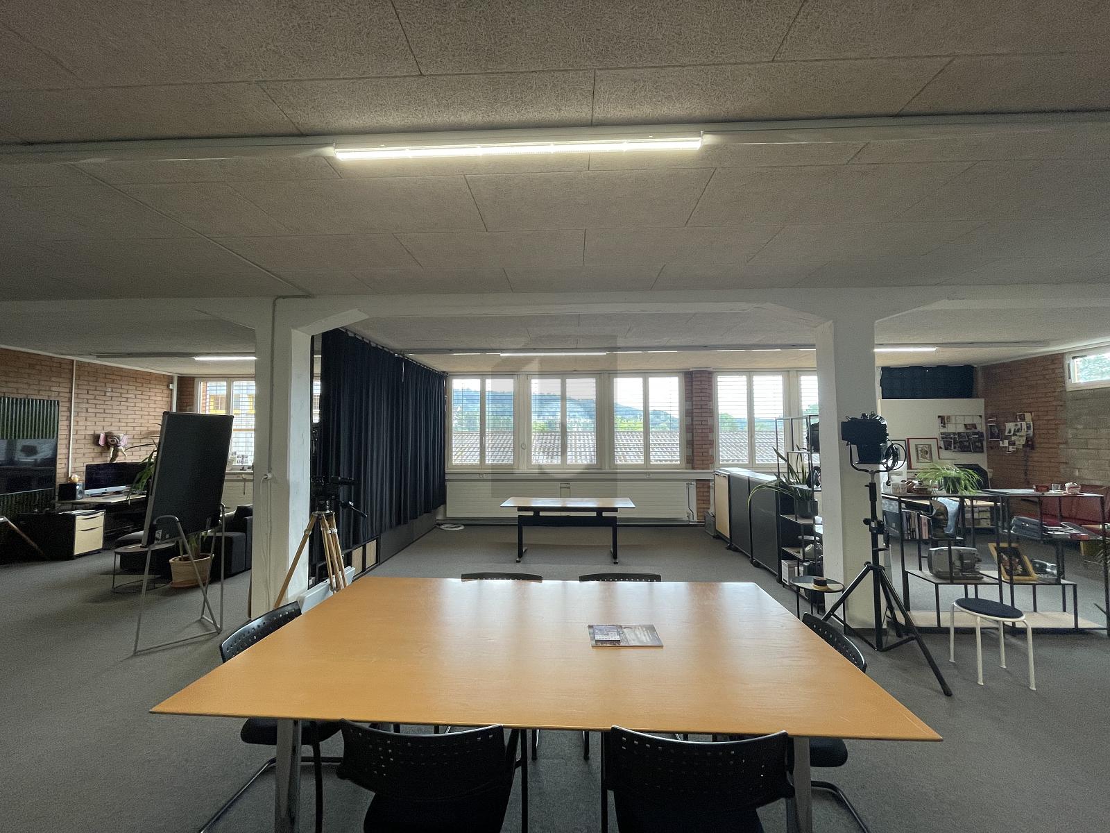 GERÄUMIG UND IDEAL FÜR KREATIVES ARBEITEN - 1