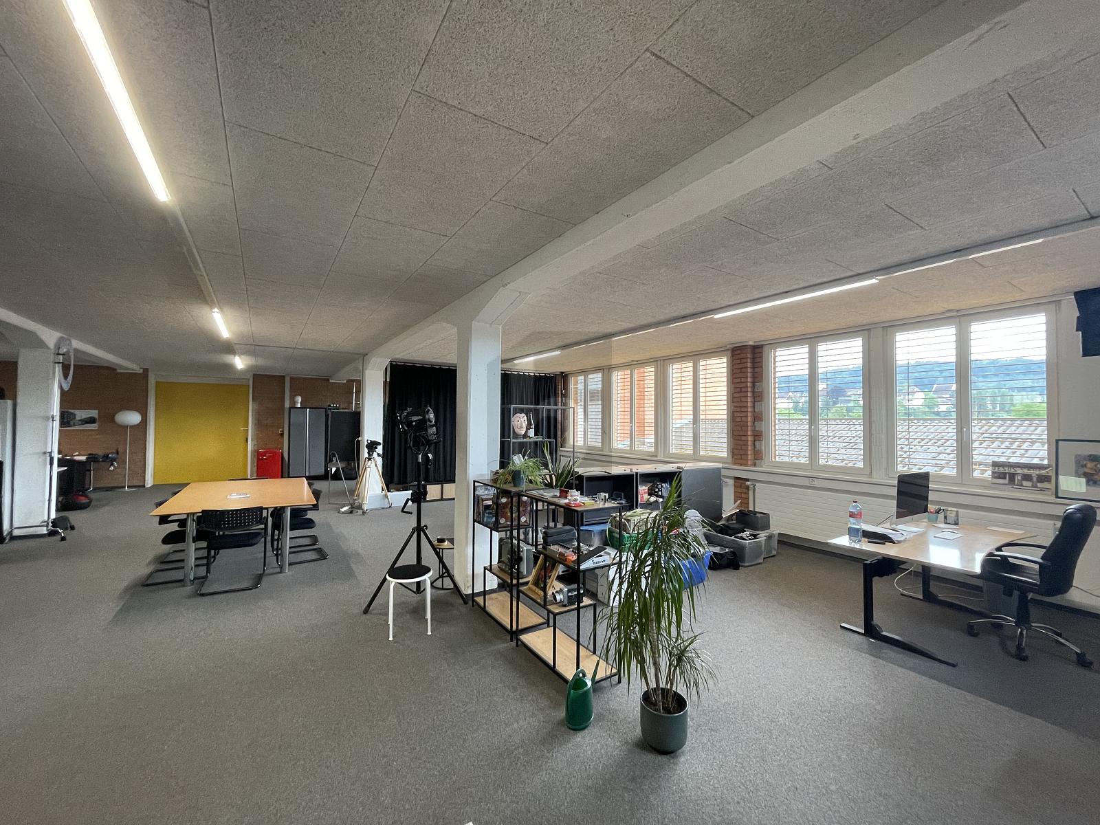 GERÄUMIG UND IDEAL FÜR KREATIVES ARBEITEN - 2