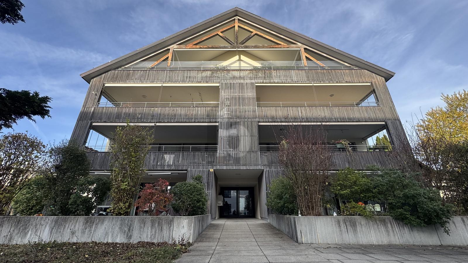 IM HERZEN VON HINWIL MIT BLICK ZUM BACHTEL - 0