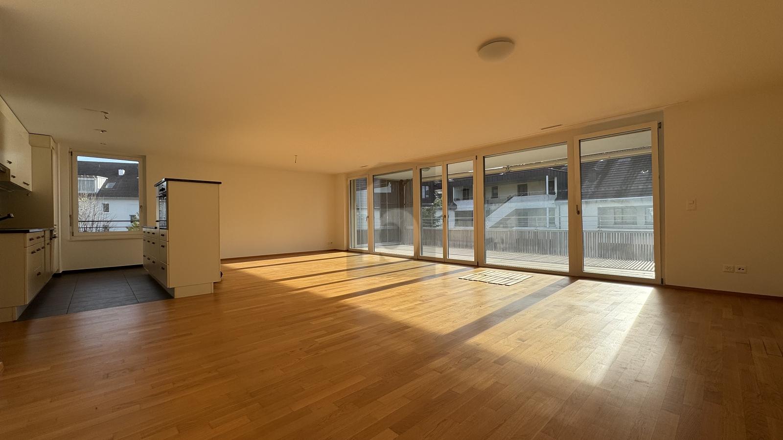 IM HERZEN VON HINWIL MIT BLICK ZUM BACHTEL - 2