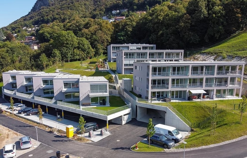 Affittiamo luminoso 2.5 locali immerso nel verde nel cuore di Pazzallo - 0