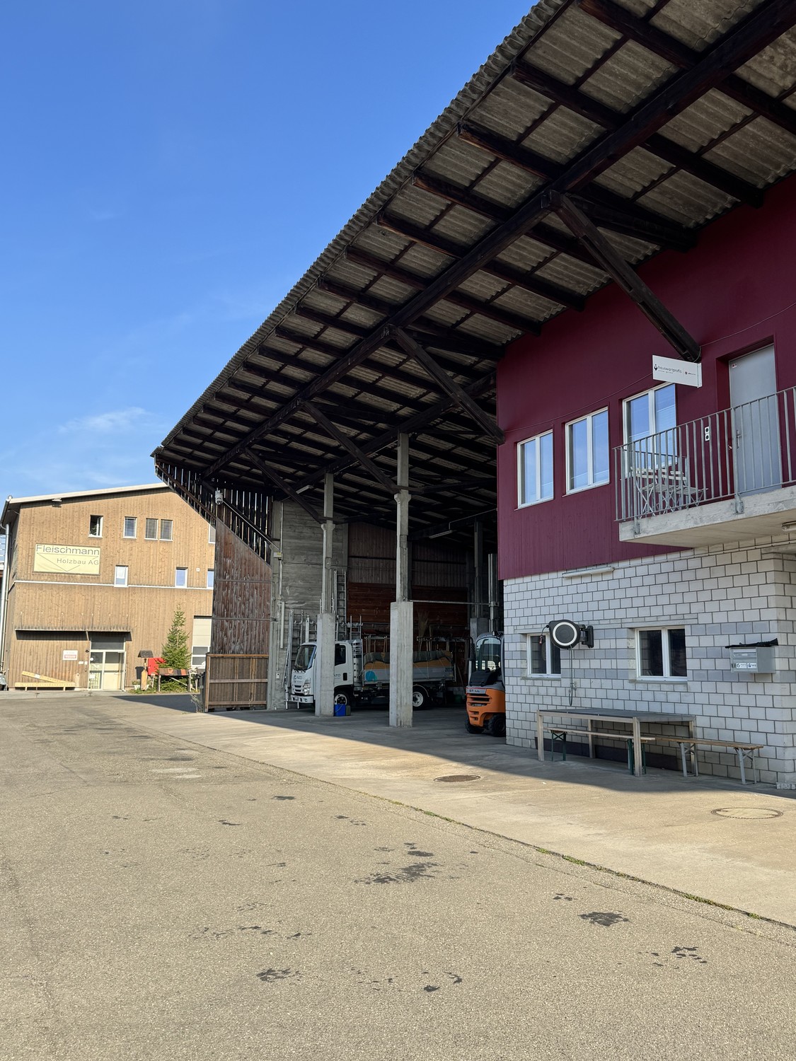 Vielseitiges Gewerbeobjekt per sofort in Würenlos zu vermieten - 0