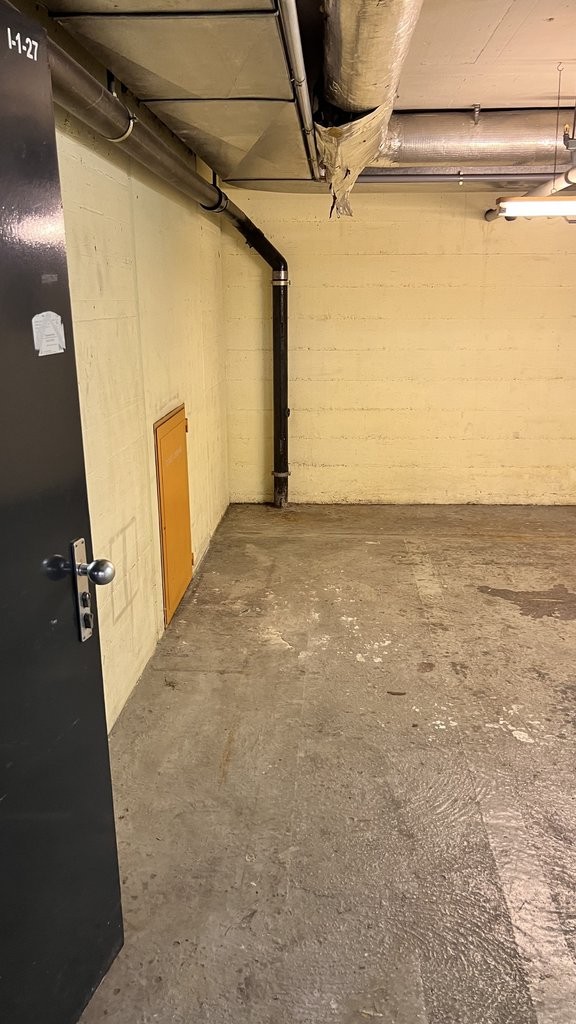 Dépôt de 15 a 56 m2 sous-sol accès en voiture et place de livraison - 0