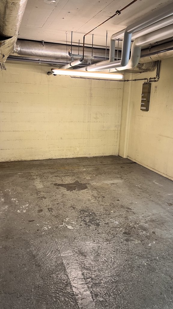 Dépôt de 15 a 56 m2 sous-sol accès en voiture et place de livraison - 1