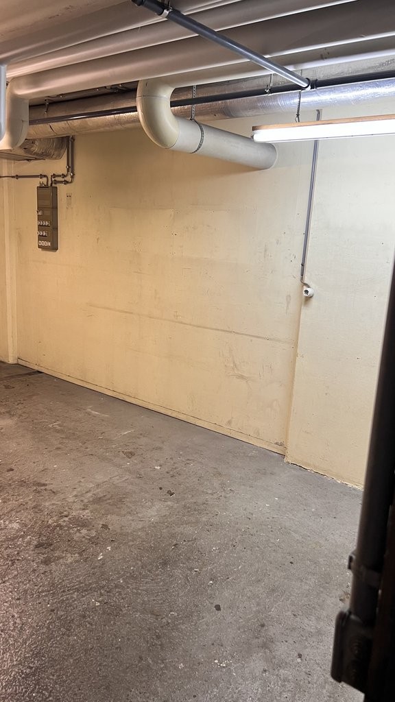 Dépôt de 15 a 56 m2 sous-sol accès en voiture et place de livraison - 2