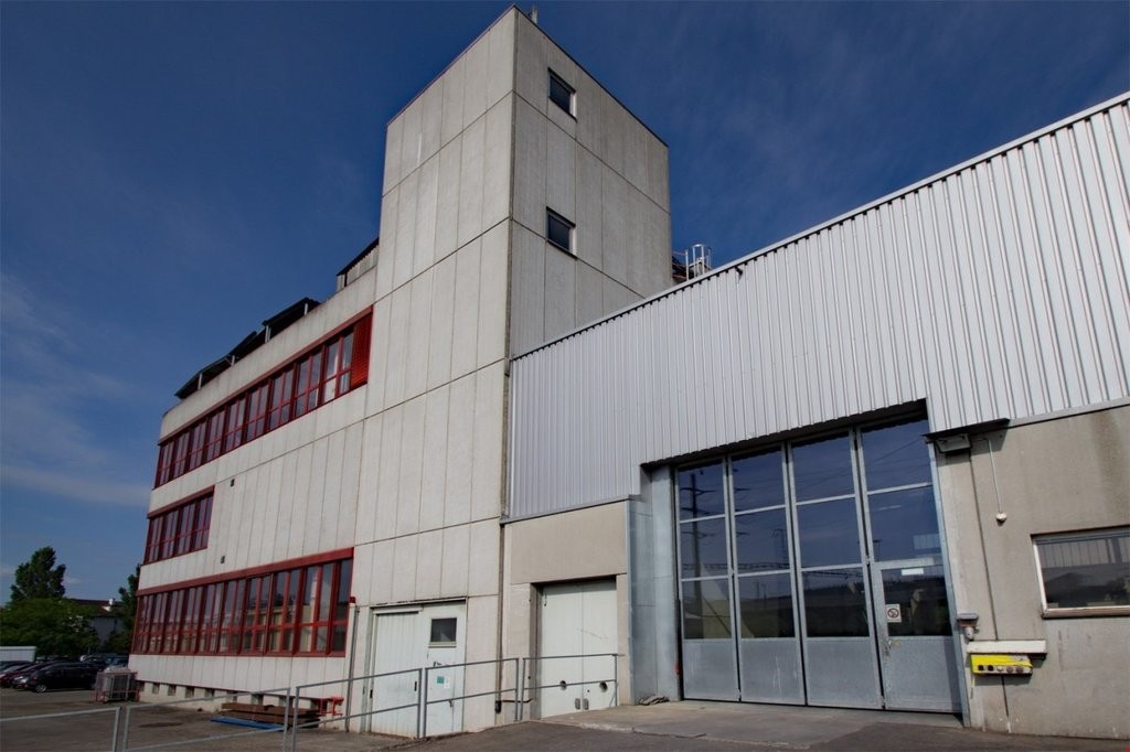 Attraktive Lagerflächen im 1. UG mit Warenlift - 1