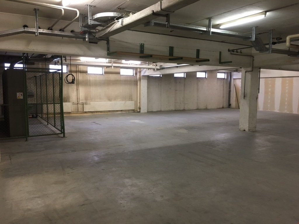 Attraktive Lagerflächen im 1. UG mit Warenlift - 4