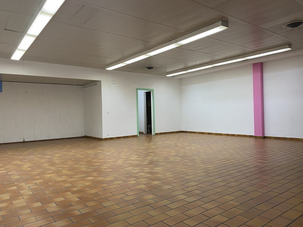 Idéalement situé dans le Centre Commercial - 2