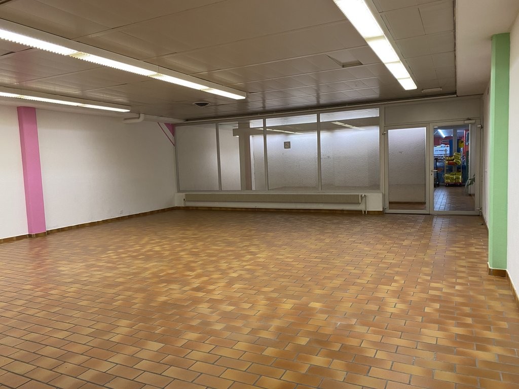 Idéalement situé dans le Centre Commercial - 3