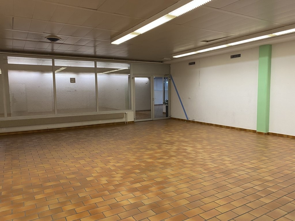 Idéalement situé dans le Centre Commercial - 4