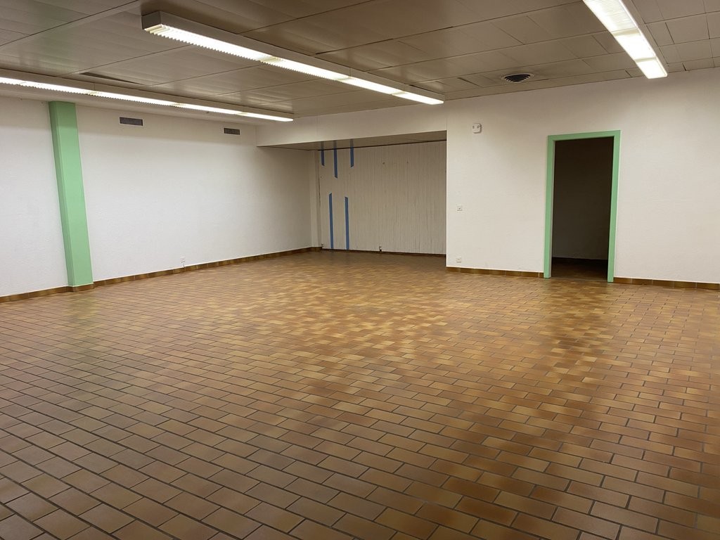 Idéalement situé dans le Centre Commercial - 5