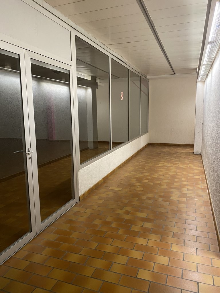 Idéalement situé dans le Centre Commercial - 6