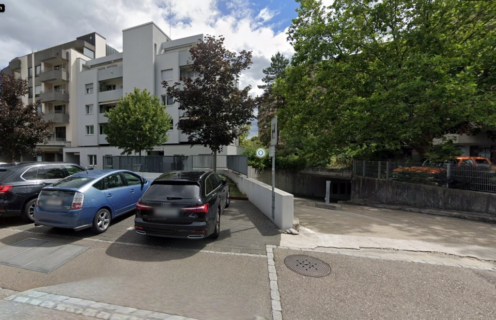 Einstellhallen-Plätze inmitten des Dofzentrums - 0