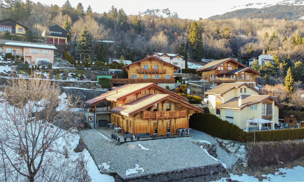 Luxuriöses Holzchalet mit Panoramablick nahe Crans-Montana - 0