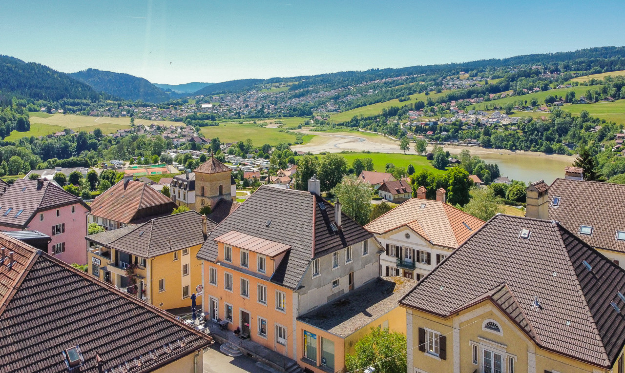 Prächtiges Geschäftsgebäude mit Gästezimmern, Bar und Kiosk - 0