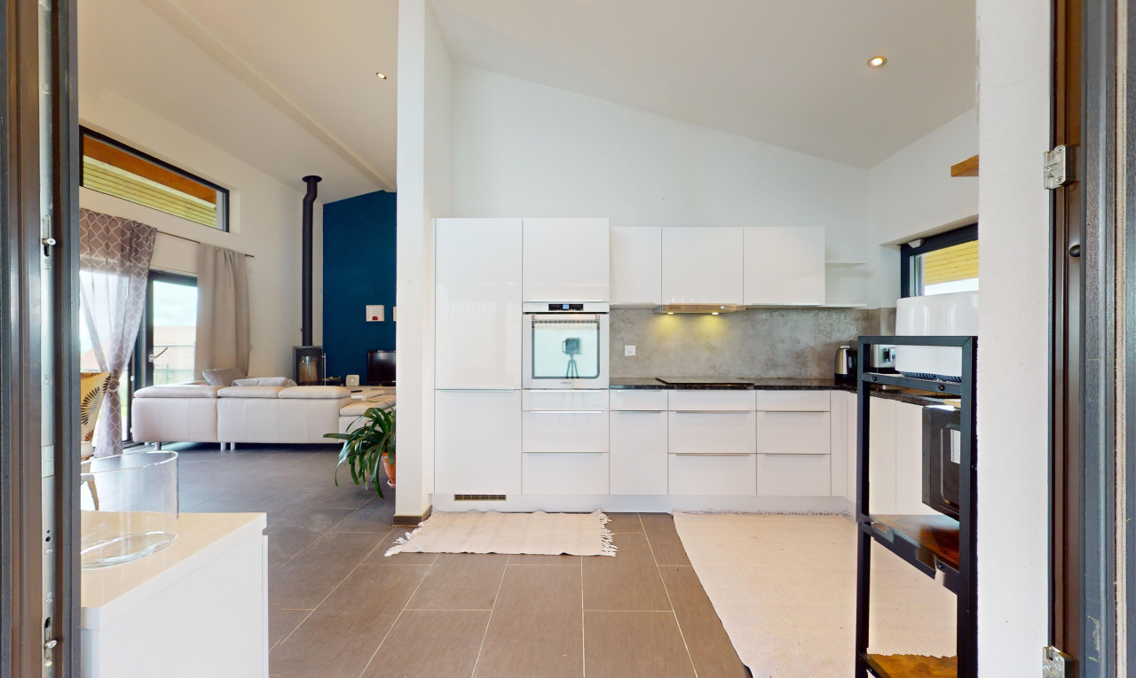 Modernes Haus mit Garten und Pool in einer grünen Umgebung - 3