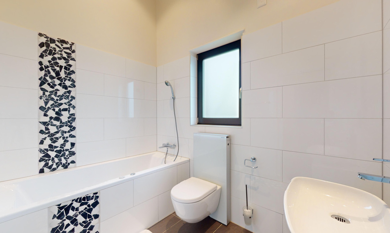 Modernes Haus mit Garten und Pool in einer grünen Umgebung - 9