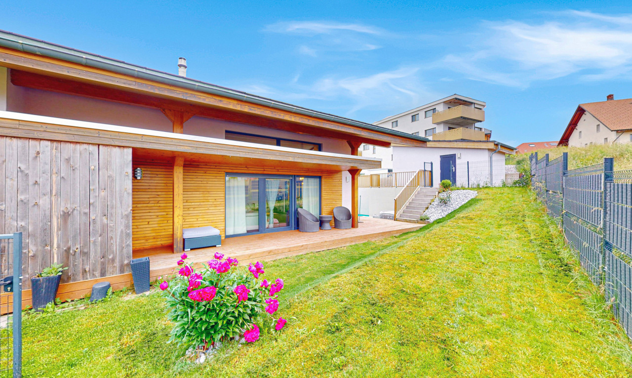 Modernes Haus mit Garten und Pool in einer grünen Umgebung - 11