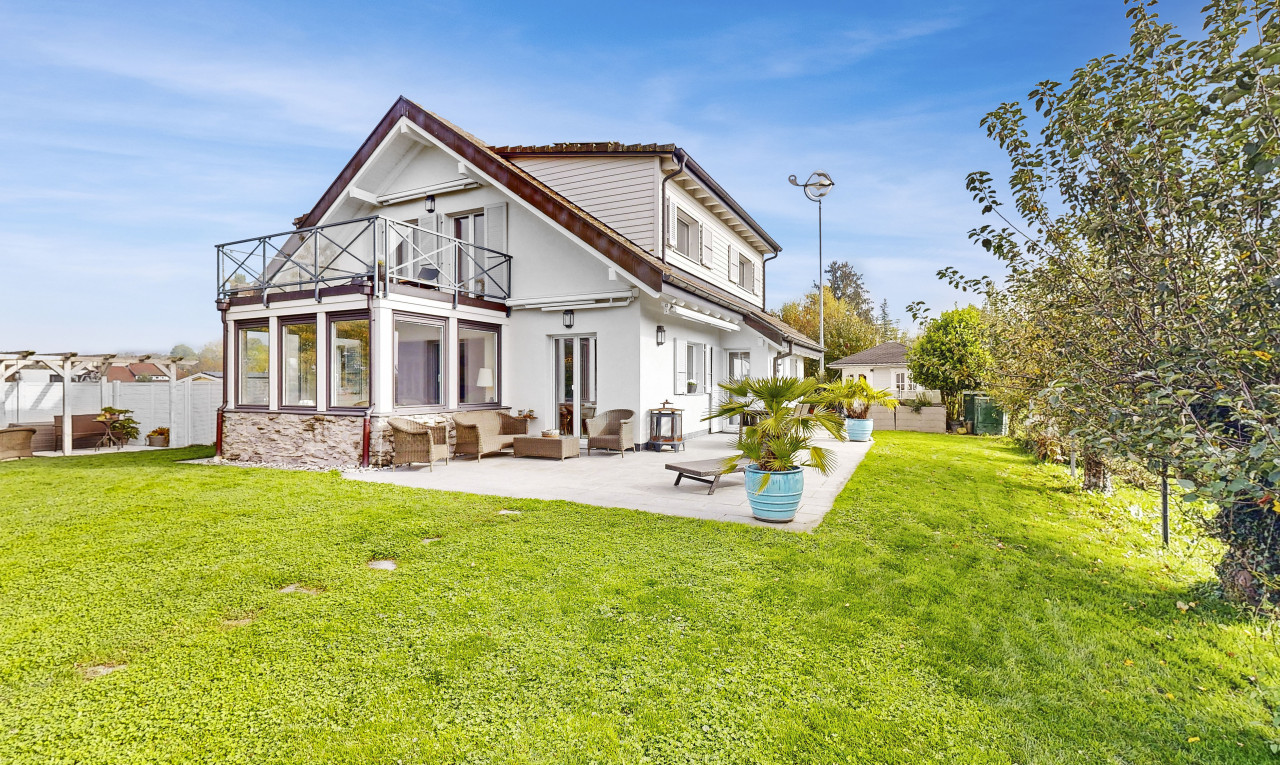 Stunning renovated villa with lake view - 0