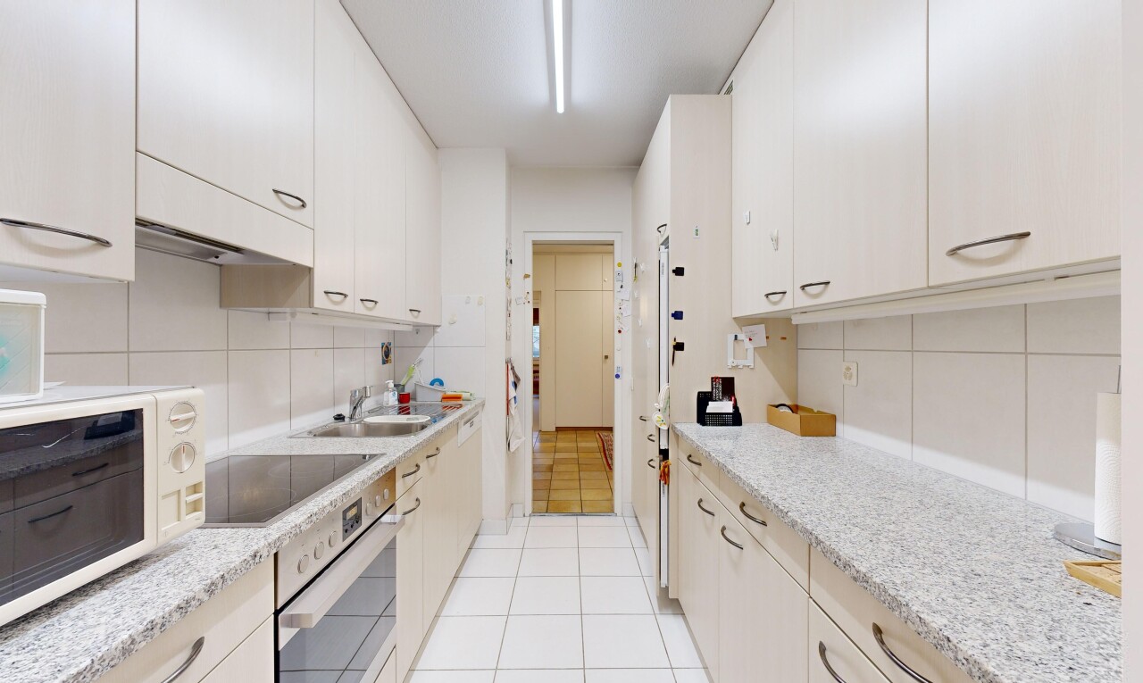 Bright 3-Room Apartment in a Central Location of Birsfelden - 8